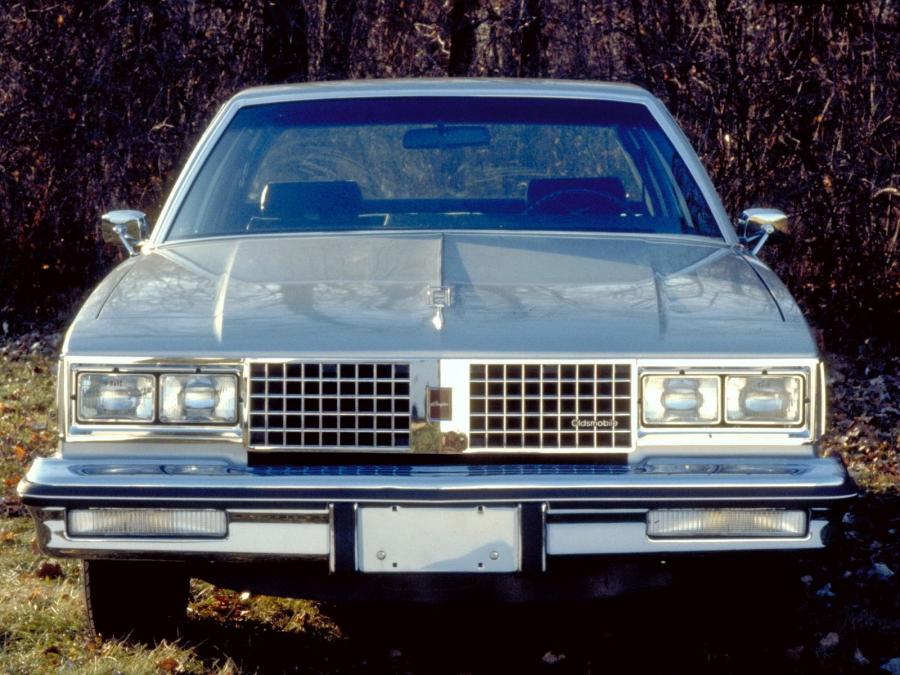  Oldsmobile Cutlass Supreme Sedan 1983 года  (фото 2 из 2)